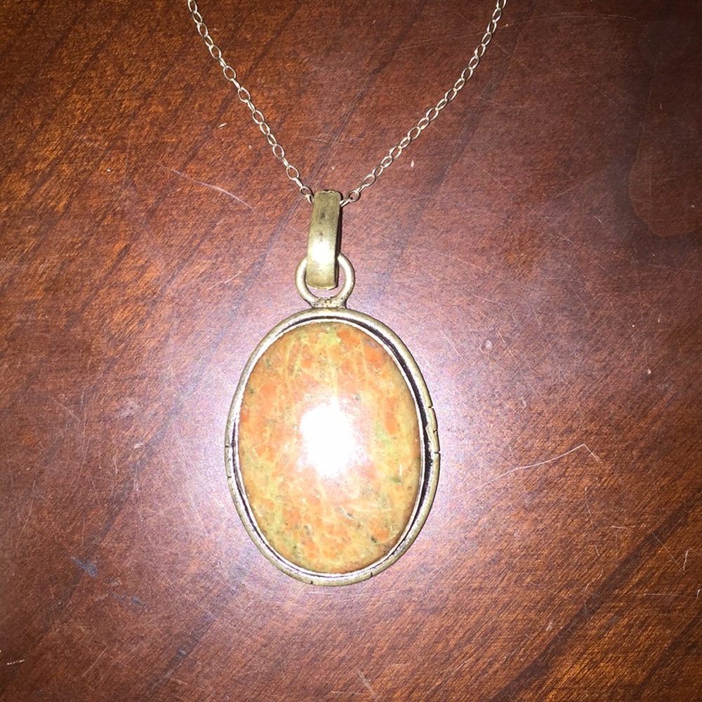Oval stone pendant necklace